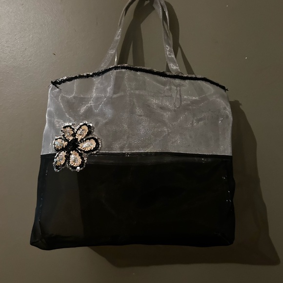 Mesh bag great for grocery shopping or keeping stuff and very beachy - Picture 2 of 2